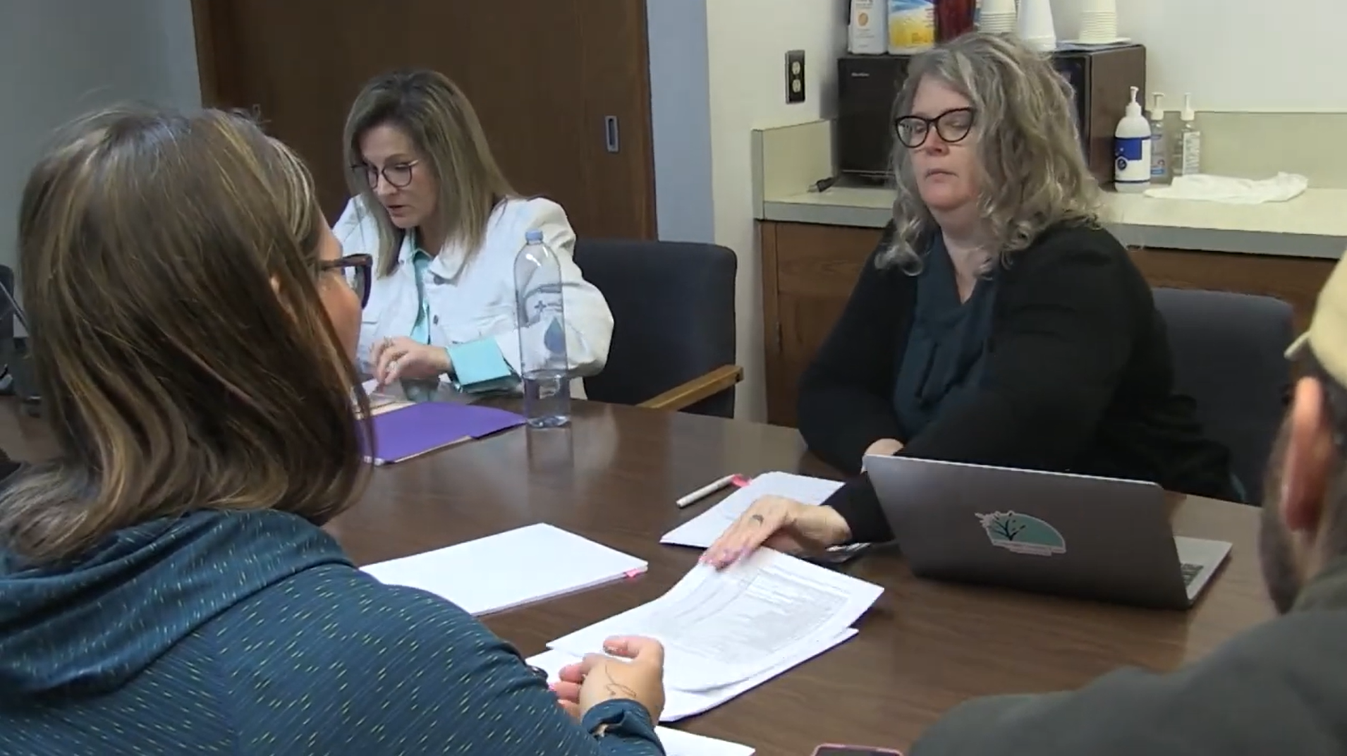 Courthouse Facilitators talking to self-represented litigants